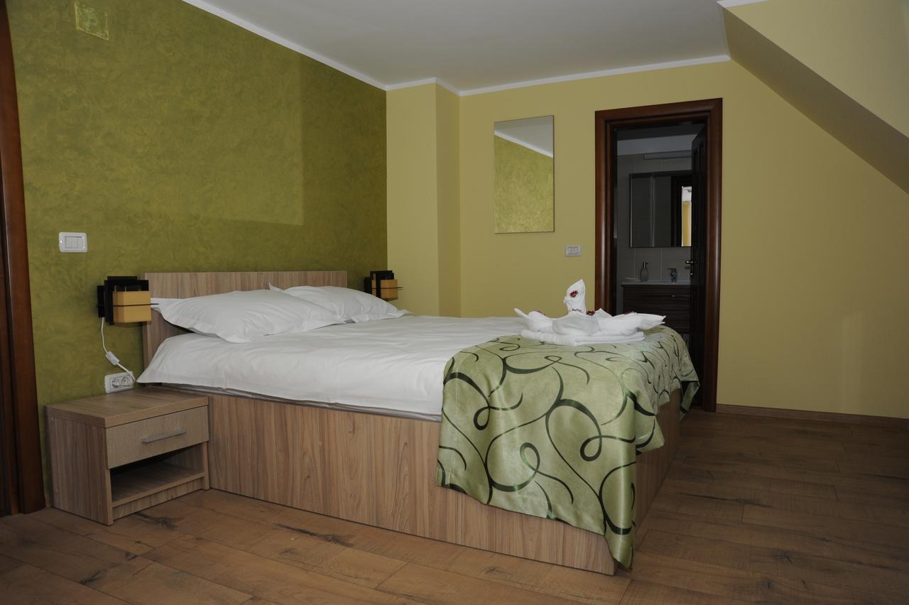 Bed and Breakfast Castelul De Smarald à Pangaracior Extérieur photo