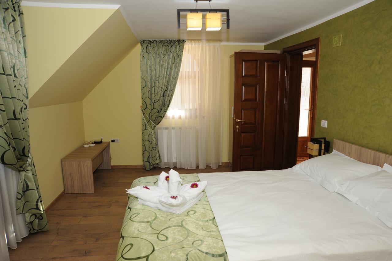 Bed and Breakfast Castelul De Smarald à Pangaracior Extérieur photo